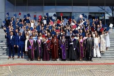 Blahoželáme čerstvým absolventom Ekonomickej univerzity v Bratislave - Promócie 2024