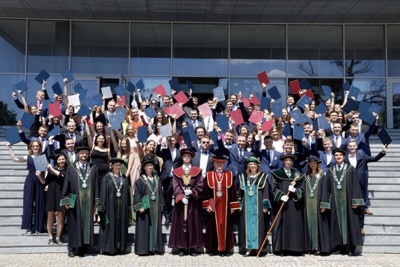 Univerzitné udalosti » Blahoželáme čerstvým absolventom Ekonomickej univerzity v Bratislave - Promócie 2024